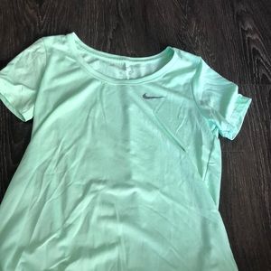 Nike Dri-fit too size medium
